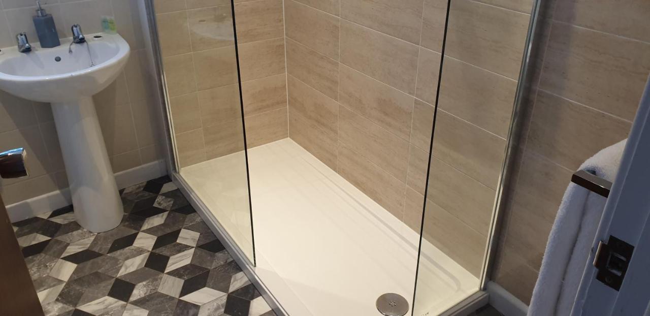 Lockinbar Holiday Apartments Тенби Экстерьер фото